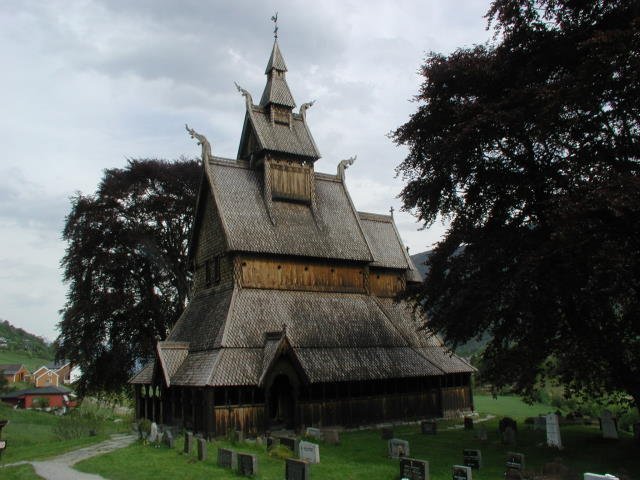 Die Stabkirche Hopperstad. Hopperstad ist ein Ortsteil von Vik und liegt am sdufer des Sognefjorden, an der RV 13. Die Stabkirche wurde ca. 1130 erbaut und in den Jahren 1885-92 nach dem Vorbild von Borgund restauriert.