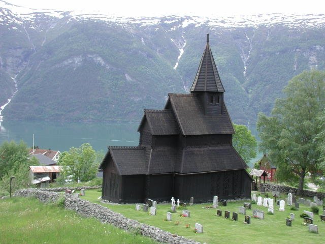 Die Stabkirche von Urnes ist die lteste Stabkirche. Die Stabkirche oberhalb des trkis/blauen Lustrafjorden wurde im 11. Jh. errichtet. Sie steht auf der World Heritage List der UNESCO  fr bewahrungswrdigen Kunstdenkmlern.