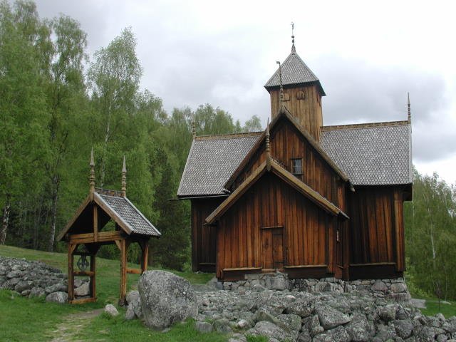 Die Stabkirche von Uvdal stammt aus dem 12. Jh. und ist eine von vier Stabkirchen im Numedalen - Bezirk Buskerud. Die Stabkirche ist Bestandteil des Freilichmuseum  Uvdal Bygdetun ; 21.05.2002