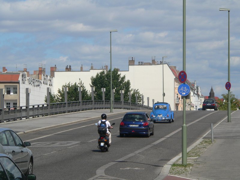 Die Stadt Berlin ist in Sachen Radwege ein, wenn auch zaghafter, Vorreiter. Sogar Senat und Polizei besttigen in ihren Verffentlichungen bereits vorsichtig, dass Radwege auf dem Brgersteig selten eine sichere Lsung sind. Hier sieht man einen Radstreifen auf der Fahrbahn, an dem nichts auszusetzen ist. Er ist breit genug, so dass der gesetzlich vorgeschriebene, in Gerichtsurteilen auf 1,50m festgelegte berholabstand fast immer eingehalten wird. 

Die meisten Fahrbahn-Radstreifen in Deutschland sind nur einen Meter breit und befinden sich oft im Trffnungsbereich von parkenden Autos - was zu doppelten Risikosituationen fhrt, nmlich durch Nahberholer und ffnende Tren parkender Autos. Radfahrer werden dort in Bereiche gezwungen, die sie sonst gem Rechtssprechung gar nicht befahren drften(!), da sie immer einen Abstand von ca. 1 Meter zu parkenden Autos halten mssen. 

Auch in Berlin ist noch sehr viel zu tun, ich will dieses Thema hier ein wenig aufgreifen und dafr sensibilisieren.

Behmstrae in Mitte, Sommer 2006