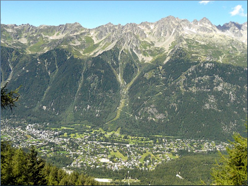 Die Stadt Chamonix Mont Blanc aufgenommen aus dem  Petit Train Rouge  unterwegs nach Montenvers Mer de Glace am 03.08.08. (Jeanny)