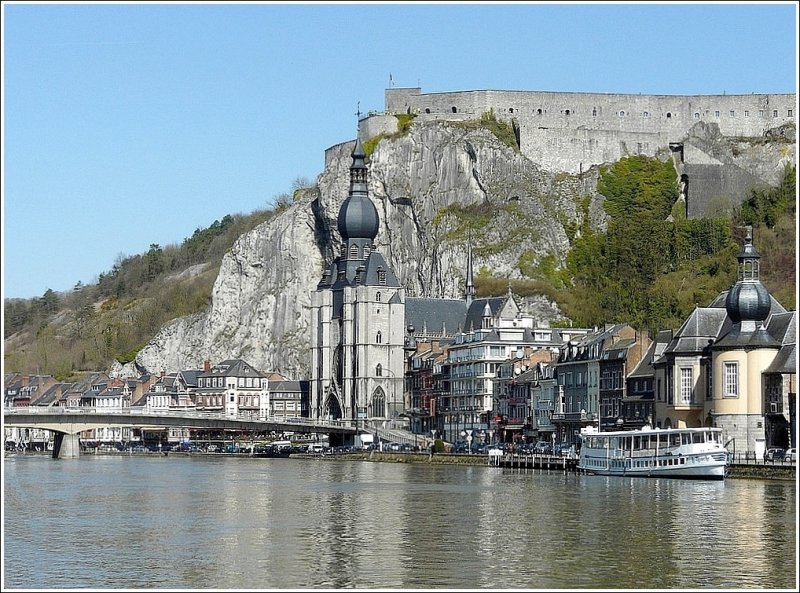 Die Stadt Dinant liegt in einem felsigen Tal in den Ardennen. Sie wurde schon von Victor Hugo als  schnstes Mdchen an der Maas  bezeichnet. Berhmt ist sie durch die Zitadelle, welche hoch ber der Stadt thront und die Kathedrale  Collgiale Notre Dame . Die Brcke ber die Maas ist Charles De Gaulle gewidmet, der am 15. August 1914 hier verwundet wurde. 30.03.09 (Jeanny)