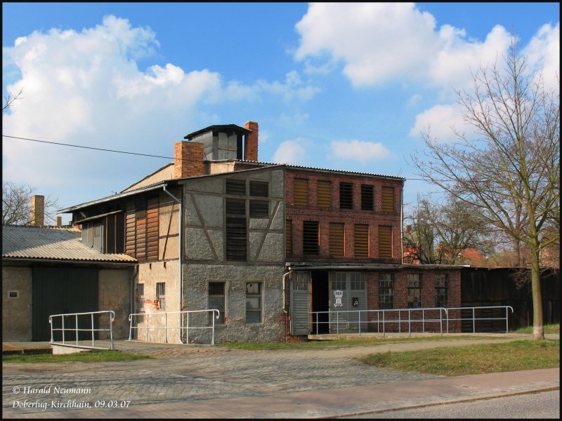 Die Stadt Doberlug-Kirchhain ist gemeinhin weit bekannt als  Gerberstadt . Das Gerben von Fellen hat hier eine groe und lange Tradition. Viele Gerbereien, die meisten allerdings auer Betrieb, knden von diesem Gewerbe. Hier noch eine betriebene Gerberei. In einem Weigerbermuseum kann man die Geschichte des Handwerks erforschen.