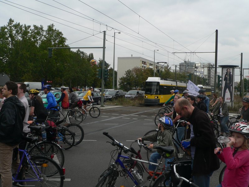  Die Stadt mit dem Fahrrad neu erfahren!  - so das diesjhrige Motto der Fahrradsternfahrt. Tausende folgten dem Aufruf. Wer nicht mit dem Rad unterwegs war, musste leider etwas warten, wie hier nahe dem S-Bahnhof Landsberger Allee. 26.9.2009
