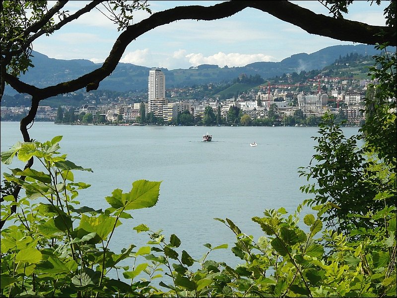 Die Stadt Montreux fotografiert von der Promenade zum Chteau de Chillon aus. 02.08.08. (Jeanny)