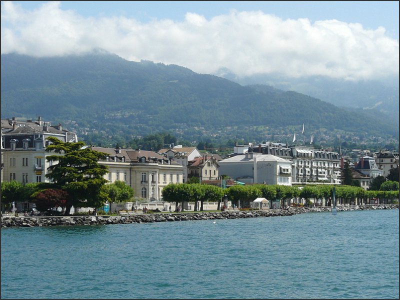 Die Stadt Vevey vom Schiff auf dem Genfer See aus aufgenommen am 02.08.08. (Jeanny)