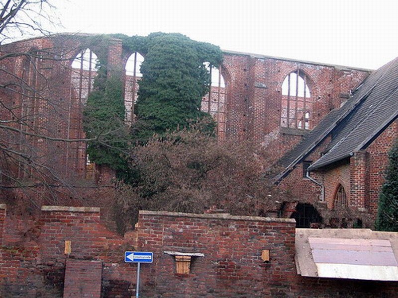 Die Stadtmauer von Stralsund im Moment wird sie restauriert im Hintergrund das Johanneskloster es wurde 1944 bei einem Bombenangriff auf die Stadt Stralsund von Amerikanischen Fliegern zerstrt