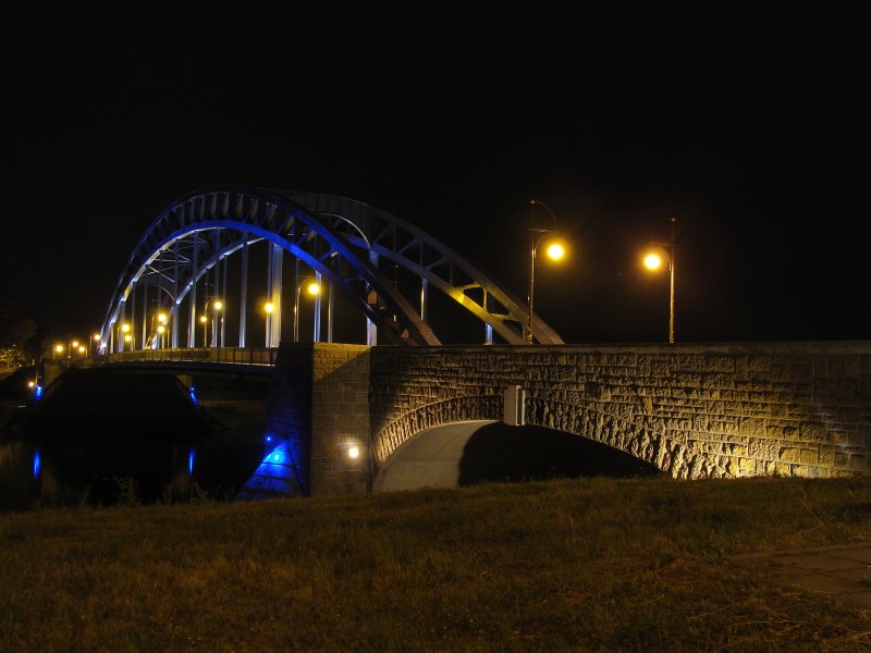 Die Sternbrcke in Magdeburg. Sie wurde kurz vor Ende des Zweiten Weltkriegs gesprengt und vor einigen Jahren wieder aufgebaut. Sie verbindet das sdliche Stadtzentrum mit dem Stadtpark und der Stadthalle. Fotografiert am 12.08.2009.