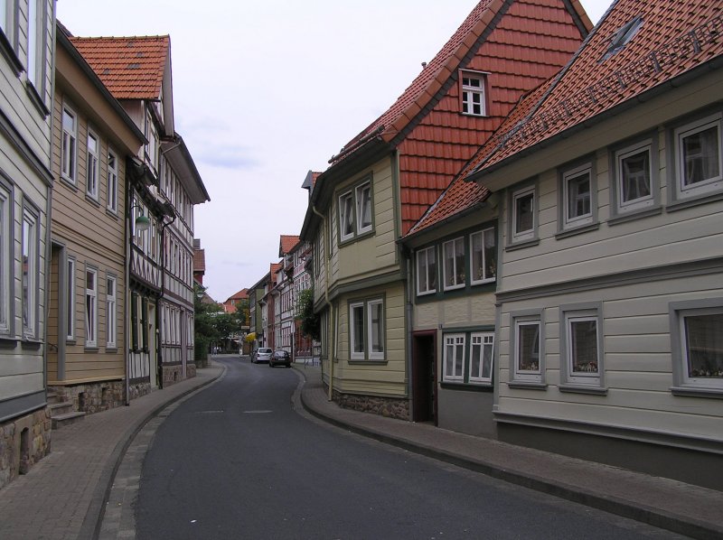 Die Strae  Marienvorstadt  in Osterode am Harz. Vorne rechts in der Mitte steht das kleinste Haus der Stadt. 