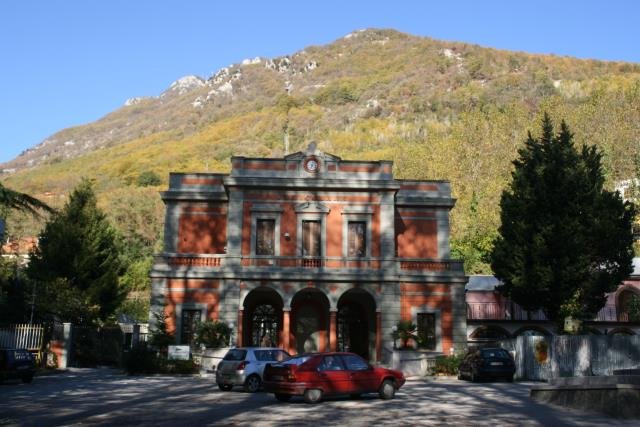 Die Talstation der Standseilbahn zum Monte Vergine im Stadtteil Mercogliano.