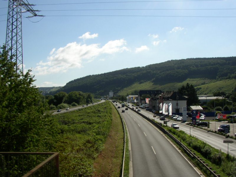 Die Trierer Stadtautobahn A 602 richtung Koblenz, Kln, Kaiserslautern. Rechts vom Bild ist das Industriegebiet Trier-Nord zu erkennen.        30.07.07