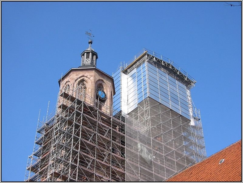 Die Trme der St. Johanniskirche in Gttingen, aufgenommen am 06.03.2005. Eigentlich wren die Sanierungsarbeiten an den Trmen zu diesem Zeitpunkt bereits beendet gewesen, wenn nicht in der Nacht des 23.01.2005 der im Bild rechts erkennbare Nordturm einer Brandstiftung zum Opfer gefallen worden wre. Die beiden jugendlichen Brandstifter, die an dem Gerst hochgeklettert waren, machten die jahrelangen Arbeiten zunichte und verursachten einen Schaden in Millionenhhe. Die Turmspitze brannte vollstndig aus und musste neu aufgebaut werden.