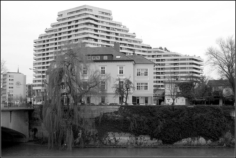 Die unterschiedliche architektonische und stdtebauliche Vorstellungen verschiedener Epochen treffen da aufeinander. Teilansicht der Neu-Ulmer Skyline. 15.03.2008