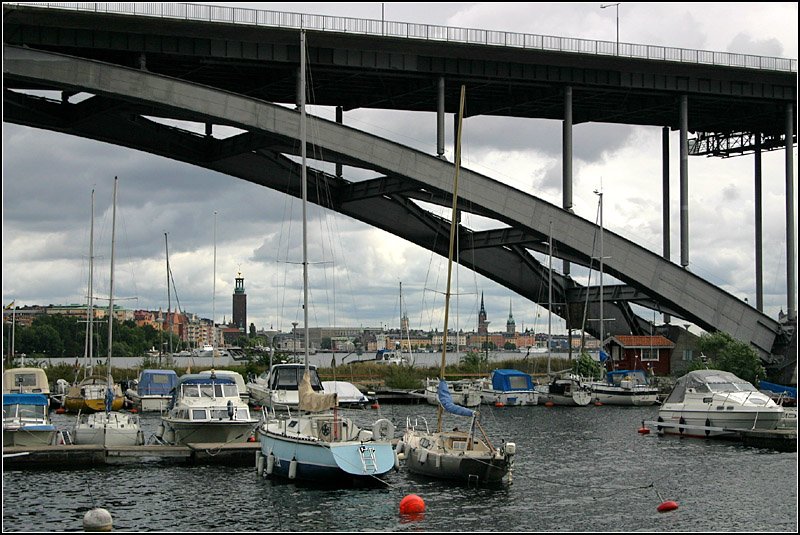 Die Vsterbron ist sicherlich die schnste der groen Stockholmer Brcken. Blick von Marieberg in Richtung Stadhuset. 27.8.2007 (Matthias)