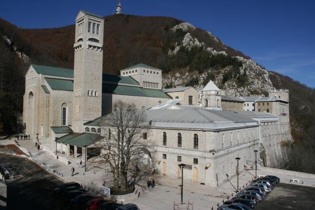 Die Wallfahrtskirche Monte Vergine bei Avellino.