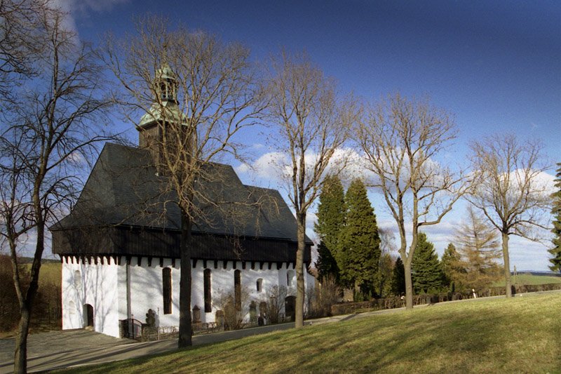 Die Wehrkirche von Lauterbach zhlt sicherlich zu den schnsten Dorfkirchen im gesamtem Erzgebirge. Interressant hierbei: Dies ist nicht der ursprngliche Standplatz der Kirche, sondern sie wurde erst 1906/07 ca. 400m hierher auf den Friedhof versetzt; Aufnahme vom April 2004.