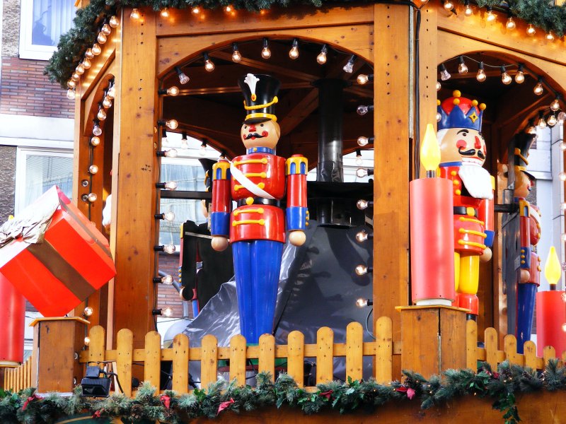 Die Weihnachtspyramide auf dem Doktor-Ruer-Platz in Bochum am 14. Dezember 2008.