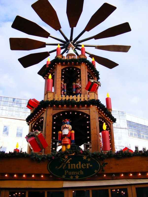 Die Weihnachtspyramide auf dem Doktor-Ruer-Platz in Bochum am 14. Dezember 2008.