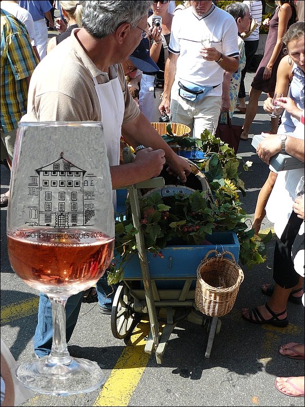 Die Weindegustation auf den Marchs Folkloriques in Vevey gehrt dazu. Man kauft eine leeres Glas und an diesem Wgelchen wird es immer wieder mit dem kstliche Rebensaft aufgefllt, wobei sich die verschiedene Weingter der Region jede Woche ablsen. 02.08.08 (Hans)  