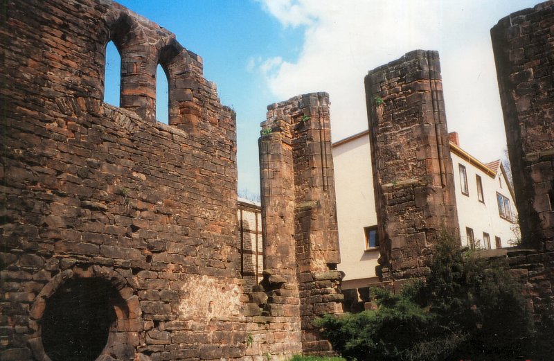 Die wenigen Reste der Klosterrruine Stadtroda liegen nicht weit vom Zentrum Stadtrodas entfernt, April 2001