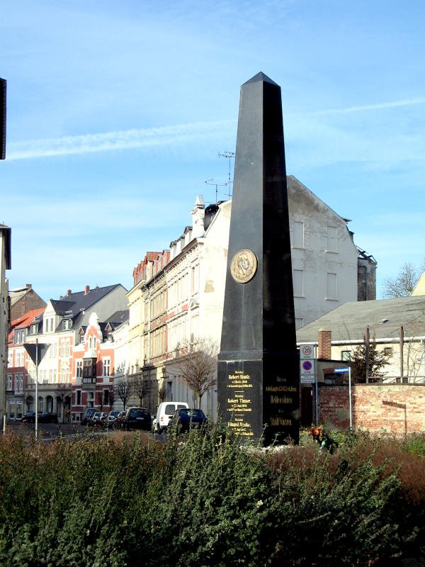 Die Wettinsule, ein schwarzer Obelisk, galt als Mahnmal fr die toten Soldaten im deutsch-franzsischen Krieg und als Erinnerung an das Frstenhaus Wettin. 11.02.08 
Mehr ber die Geschichte dieses Mahnmals auf unter http://www.wasser.muldental-tourismus.de/i_denkm_wettin.htm


