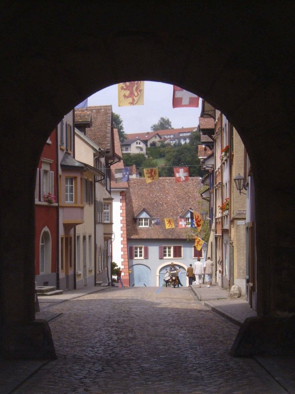 Die wunderschne Altstadt von Laufenburg CH durch ein Stadttor fotografiert. Im Hintergrund am Berg gelegene Huser befinden sich schon ber dem Rhein in Laufenburg (D).