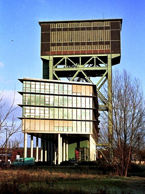 Die Zeche  Minister Stein  in DO-Eving stellte 1987 die Frderung ein. Ein Teil der Tagesanlagen blieb erhalten und wird inzwischen anderweitig genutzt. Erhalten blieb u.a. dieser Frderturm, der den seltenen Typus des Hammerkopf-Frderturmes reprsentiert. Er wurde in den Neubau eines Brogebudes integriert (2. Januar 2008). -Negativ-Scan-