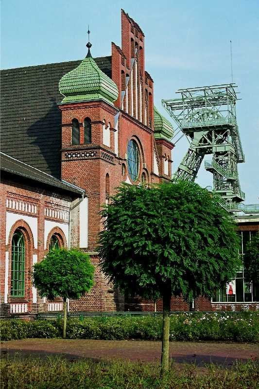 Die Zeche Zollern 2/4 in DO-Bvinghausen ist eines der vielen Industrie-Denkmler im Ruhrgebiet (8. September 2002).