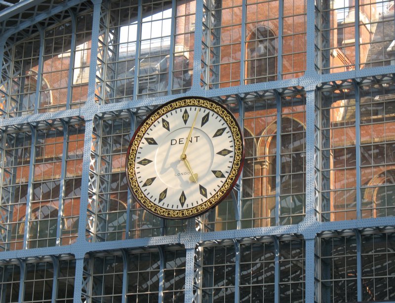 Die Zeit hat im Bahnhof Pancras in London mit dem Eurostar eine neue Dimesion erhalten und die alte Uhr eine wohltuende Revision.
(22.04.2008)