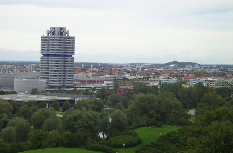 Die Zentrale des BMW-Konzers in Mnchen, rechts sieht man das neue Stadion im Norden Mnchens. 