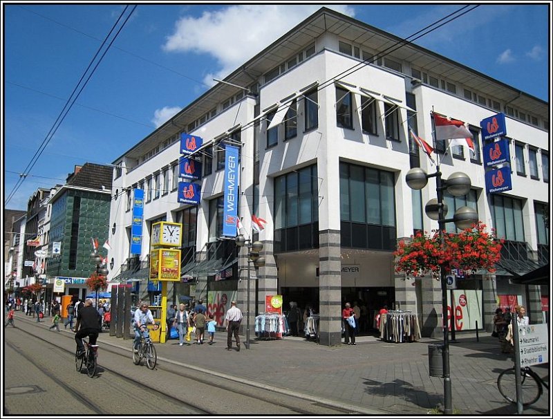 Die zentrale Fugngerzone von Neuss mit einem modernen Konsumtempel. Durch diese Strae fhrt die Straenbahnlinie 709 der Dsseldorfer Rheinbahn, die eine direkte Anbindung an das Dsseldorfer Stadtzentrum mit der K bietet. 2007 gab es eine Brgerabstimmung zu der Frage, ob die Straenbahn aus der Fugngerzone herausgenommen werden soll. Dies fand jedoch keine Mehrheit. (03.08.2007)