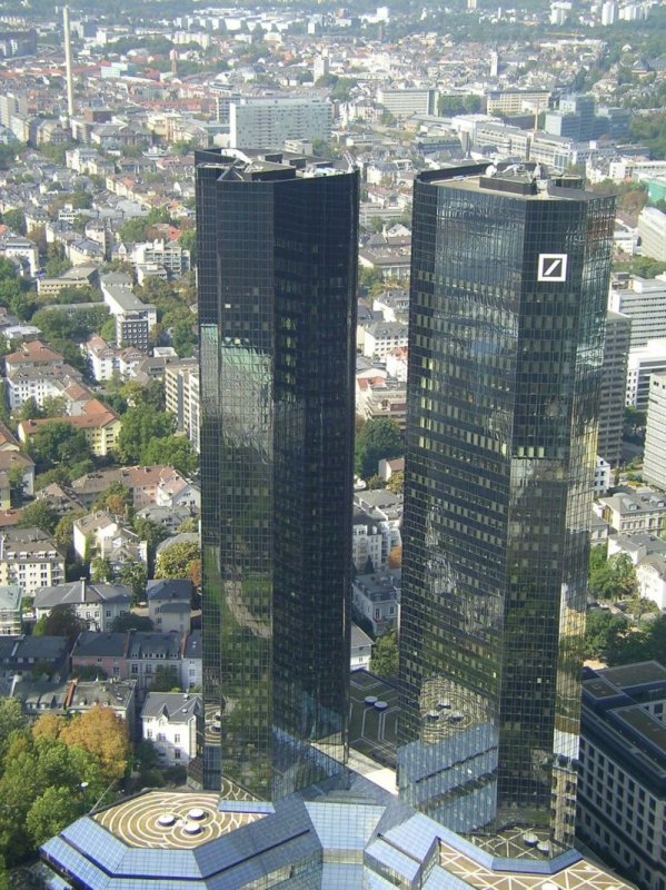 Die Zwillingstrme der Deutschen Bank in Frankfurt (Main), vom Main Tower fotographiert.