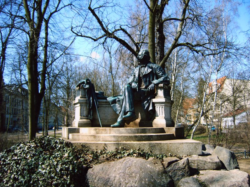 Dies ist das berhmte Fontanedenkmal in Neuruppin. Theodor Fontane war ja ein berhmter Sohn der Stadt.