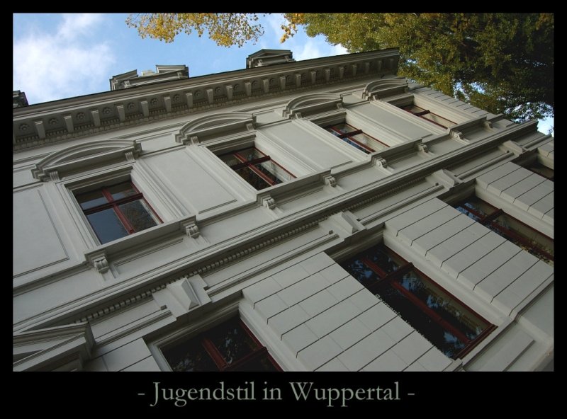 Dies ist ein Bild aus der Serie  Jugendstil und Grnderzeit in Wuppertal  und soll die versteckte und eigenwillige Schnheit des ltesten groen Industriezentrums Deutschlands, das Wuppertal nachweislich ist, hier ein wenig verdeutlichen.
