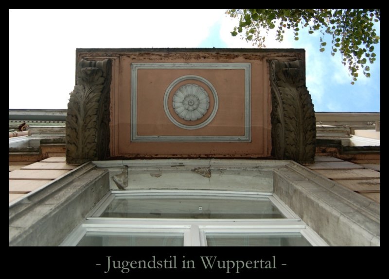 Dies ist ein Bild aus der Serie  Jugendstil und Grnderzeit in Wuppertal  und soll die versteckte und eigenwillige Schnheit des ltesten groen Industriezentrums Deutschlands, das Wuppertal nachweislich ist, hier ein wenig verdeutlichen.
