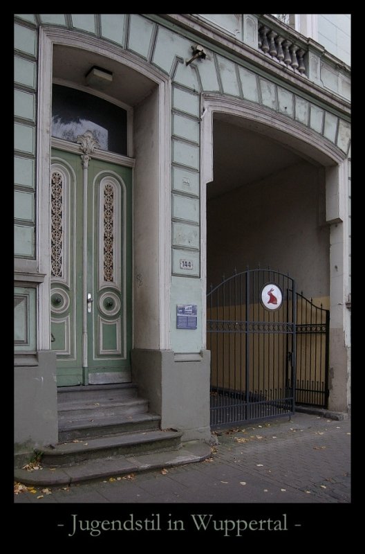 Dies ist ein Bild aus der Serie  Jugendstil und Grnderzeit in Wuppertal  und soll die versteckte und eigenwillige Schnheit des ltesten groen Industriezentrums Deutschlands, das Wuppertal nachweislich ist, hier ein wenig verdeutlichen.
