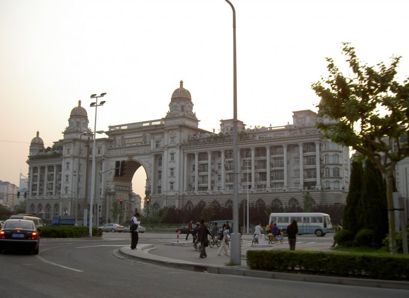 Diese Bild ist typisch fr die chinesische Architektur.
Hier werden fr die gehobene Klasse Apartments nach europischem Stil gebaut. Das ganz passt aber irgendwie nicht zwischen die Hochhuser. Sahnghai YanGao Lu am 19.05.2006.