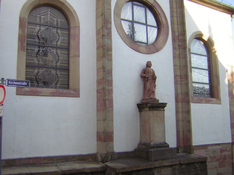 Diese Figur ist an der Ensheimer St.Peter Kirche zu sehen. 