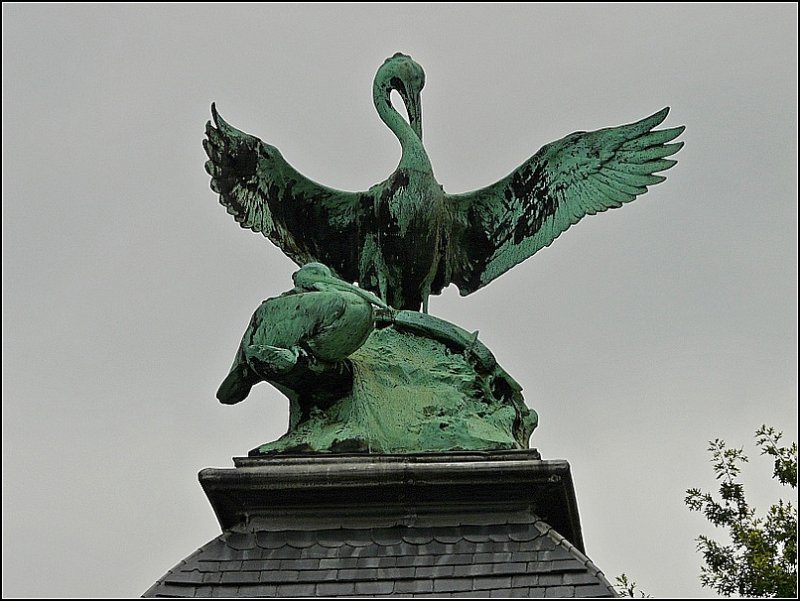 Diese Figur schmckt den linken Posten des Eingangstors zum Zoo von Antwerpen. 13.09.08 (Jeanny)  