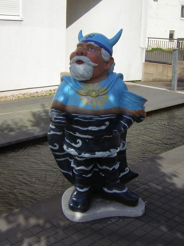 Diese Figuren haben mit der Geschichte der Stadt Dudweiler zu tun. Sie knnen auf dem Dudweiler Dudoplatz gesehen werden. Das Foto habe ich am 12.10.2009 in Dudweiler/Saarland aufgenommen.