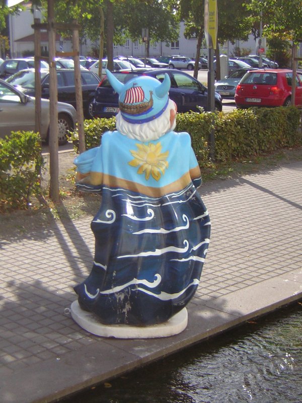 Diese Figuren haben mit der Geschichte der Stadt Dudweiler zu tun. Sie knnen auf dem Dudweiler Dudoplatz gesehen werden. Das Foto habe ich am 12.10.2009 in Dudweiler/Saarland aufgenommen.Hier sieht man die Rckseite von Bild:ID 16535