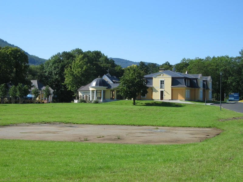 Diese Gebude gehrten warscheinlich auch zum Schlo Klasterec, 25.08.07 Heute ist das Gelnde eine Art Freizeit und Tourismuszentrum