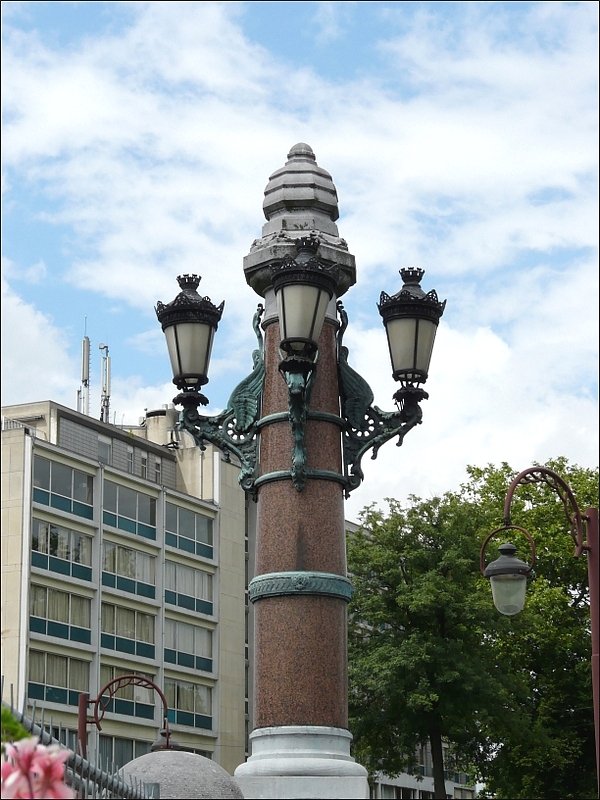 Diese Sule schmckt die Treppe (escalier de la chic-chac), welche von der Place de la Victoire zum Hauptbahnhof von Verviers hinunterfhrt. 12.07.08 (Jeanny)