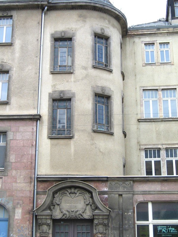 Diese schne Bleiverglasung findet man am Treppenhaus eines Gebudes in der Zwickauer Strae in Chemnitz, 19.07.07