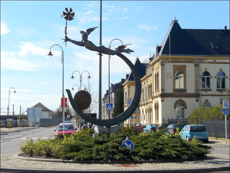 Diese Skulptur verschnert die Place des Fusills in Arlon. 27.04.08