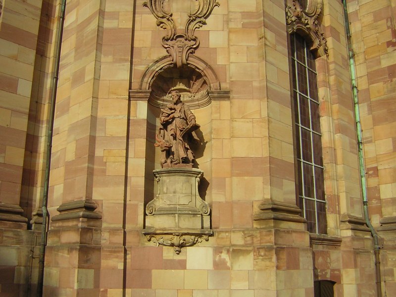 Diese Skulpturen sieht man an der Ludwigskirche in Saarbrcken.