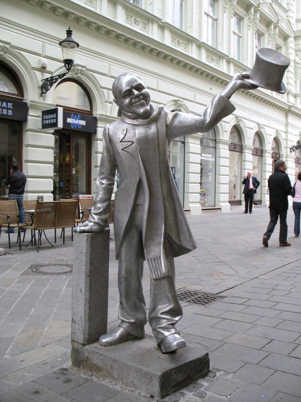 Diesen liebenswerten Gentleman gab es wirklich. Obwohl er laut der Geschichte arm war blieb er immer galant und freundlich. Die Bratislava haben ihm mit dieser Skulptur ein Denkmal gesetzt.
(Mai 2008)