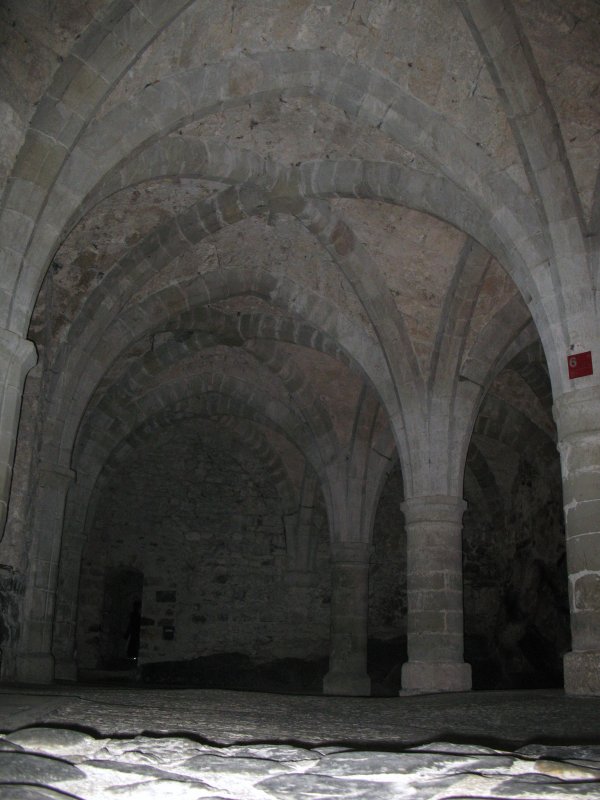 Dieser Gewlbegang aus dem 13.Jahrhundert wurde als Warenlager oder Unterkunft der Garnison genutzt. 
(Juni 2008)