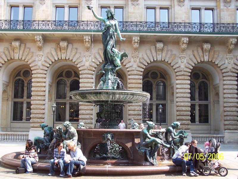 Dieser  HYGIEIA-BRUNNEN  von 1897 steht im Innenhof des Hamburger Rathauses.Auch praktisch steht dieser Brunnen fr Hygiene, da sich in seinem Sockel die Auslsse des Belftungssystems des Rathauses befinden. 
