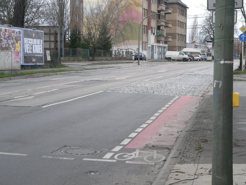 Dieser Radstreifen nach einer Kreuzung soll Kraft- und Radfahrer darauf hinweisen, dass Radfahrer nicht weiter auf dem Radweg, sondern auf der Fahrbahn fahren mssen. Ob das ntig ist, sei dahingestellt. Solche Lsungen fhren - bei nur einem Meter Breite - auf jeden Fall zu sehr vielen Nahberholvorgngen, was nicht sehr frderlich fr das Sicherheitsempfinden ist. Hauptstrae, Blick in Richtung Ostkreuz. Kurz hinter der Kreuzung zur Karlshorster Strae. 21.1.2007